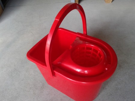 Secchio  mop ovale +strizzatore    euro  2.38